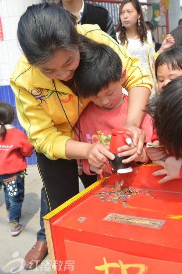 紅纓京華幼兒園的小朋友為震區(qū)捐款