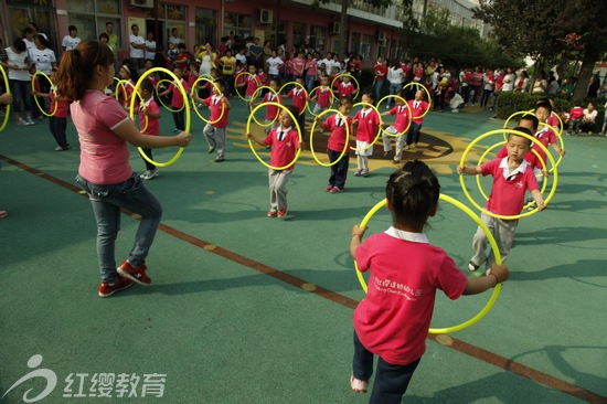 山西運(yùn)城東鎮(zhèn)紅纓貝貝幼兒園舉辦六一親子運(yùn)動會