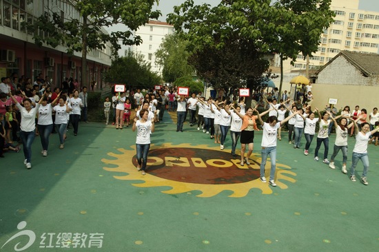 山西運(yùn)城東鎮(zhèn)紅纓貝貝幼兒園舉辦六一親子運(yùn)動會