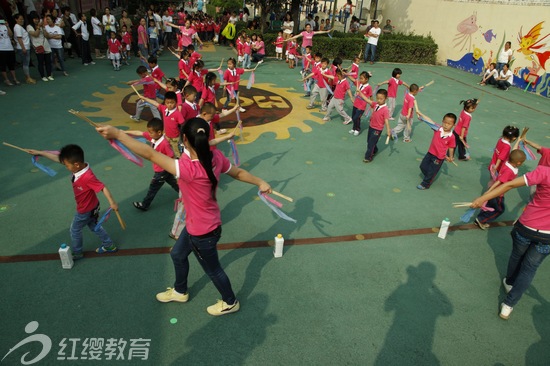 山西運(yùn)城東鎮(zhèn)紅纓貝貝幼兒園舉辦六一親子運(yùn)動會