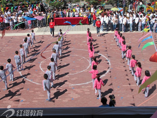 內(nèi)蒙古滿洲里紅纓南區(qū)幼兒園舉辦大型親子運(yùn)動(dòng)會(huì)