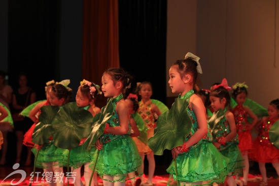 江西南昌紅纓雨露幼兒園舉辦“六一”大型文藝匯演