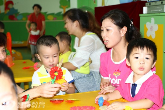 湖北荊州紅纓新加坡國(guó)際幼兒園開(kāi)展新生來(lái)園體驗(yàn)活動(dòng)