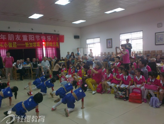 湖北荊州紅纓新加坡城·國際幼兒園走進(jìn)敬老院