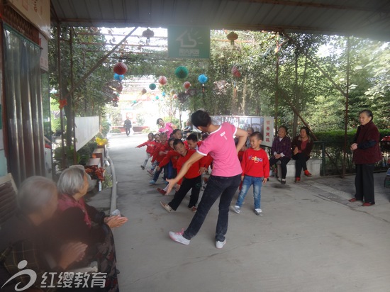 陜西華縣紅纓苗苗幼兒園開展重陽節(jié)關愛老人活動