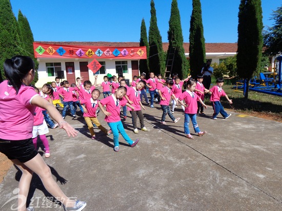 江西景德鎮(zhèn)紅纓大拇指幼兒園與老人共度重陽節(jié)