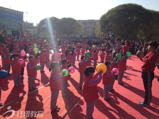 新疆和碩紅纓乖孩子幼兒園舉辦2013年秋季親子運(yùn)動(dòng)會(huì)