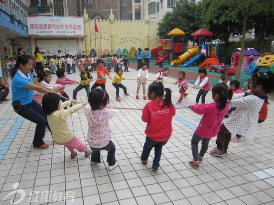 廣西玉林紅纓工會(huì)幼兒園展示“陽光體育”