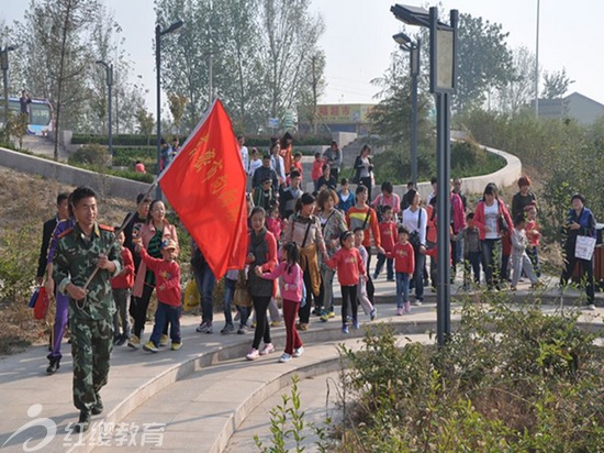 山東高密紅纓向陽(yáng)幼兒園舉辦采摘秋游活動(dòng)