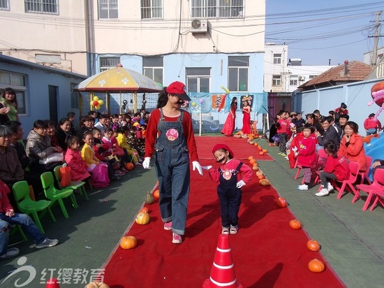 　山東青島紅纓藝星幼兒園舉辦“萬(wàn)圣節(jié)”紅毯走秀親子活動(dòng)