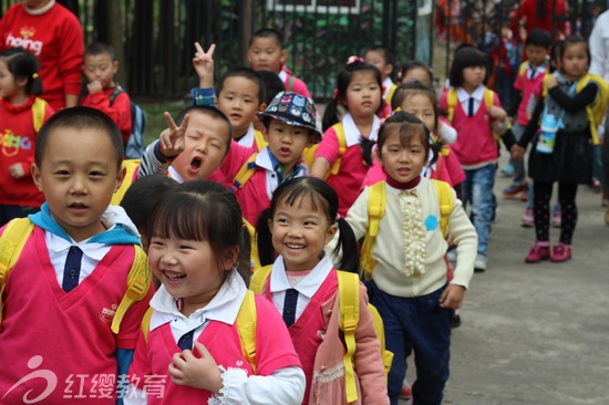 安徽合肥紅纓時(shí)代幼兒園舉辦“擁抱大自然”秋游活動