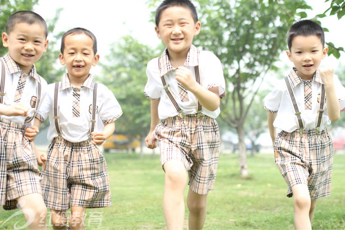 湖北孝感紅纓北辰幼兒園組織畢業(yè)班幼兒到大學(xué)活動(dòng)