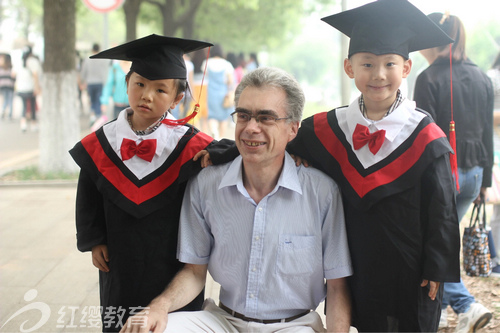 湖北孝感紅纓北辰幼兒園組織畢業(yè)班幼兒到大學(xué)活動(dòng)