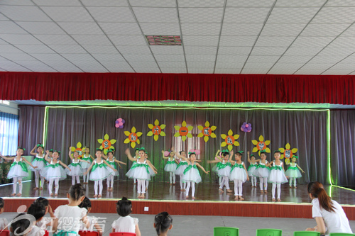 山東德州齊河紅纓紅太陽(yáng)幼兒園舉辦慶六一跳蚤市場(chǎng)活動(dòng)