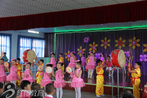 山東德州齊河紅纓紅太陽(yáng)幼兒園舉辦慶六一跳蚤市場(chǎng)活動(dòng)