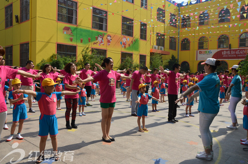 山東煙臺(tái)紅纓錦繡新城幼兒園慶六一親子廣場(chǎng)舞