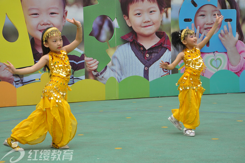 河北承德紅纓寬城幼兒園舉辦大型親子廣場(chǎng)舞活動(dòng) 