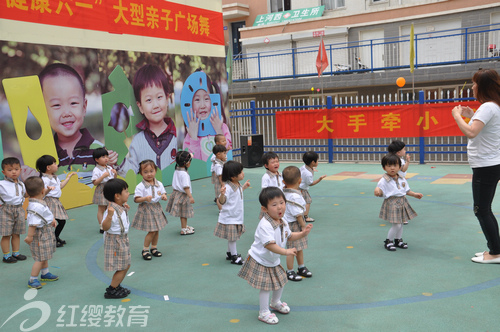 河北承德紅纓寬城幼兒園舉辦大型親子廣場(chǎng)舞活動(dòng) 