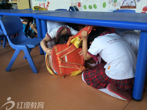 山東高密紅纓向陽幼兒園舉辦緊急疏散演練