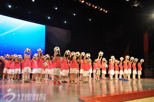 湖北利川紅纓藍天幼兒園舉辦“七一”文藝匯演