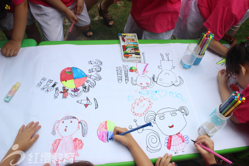 湖北丹江口紅纓陽光寶貝幼兒園舉辦幼兒長卷畫活動