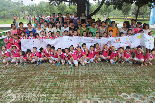 湖北丹江口紅纓陽光寶貝幼兒園舉辦幼兒長卷畫活動