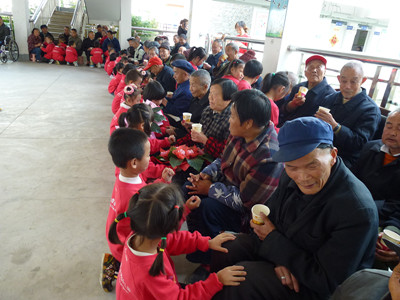 北川安昌藍天幼兒園2012年“關愛老人，感恩重陽”活動